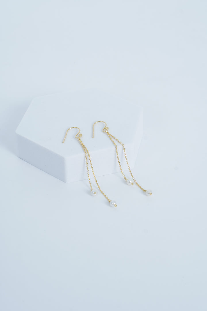 GOLD PLATED EARRINGS WITH DANGLING PEARL