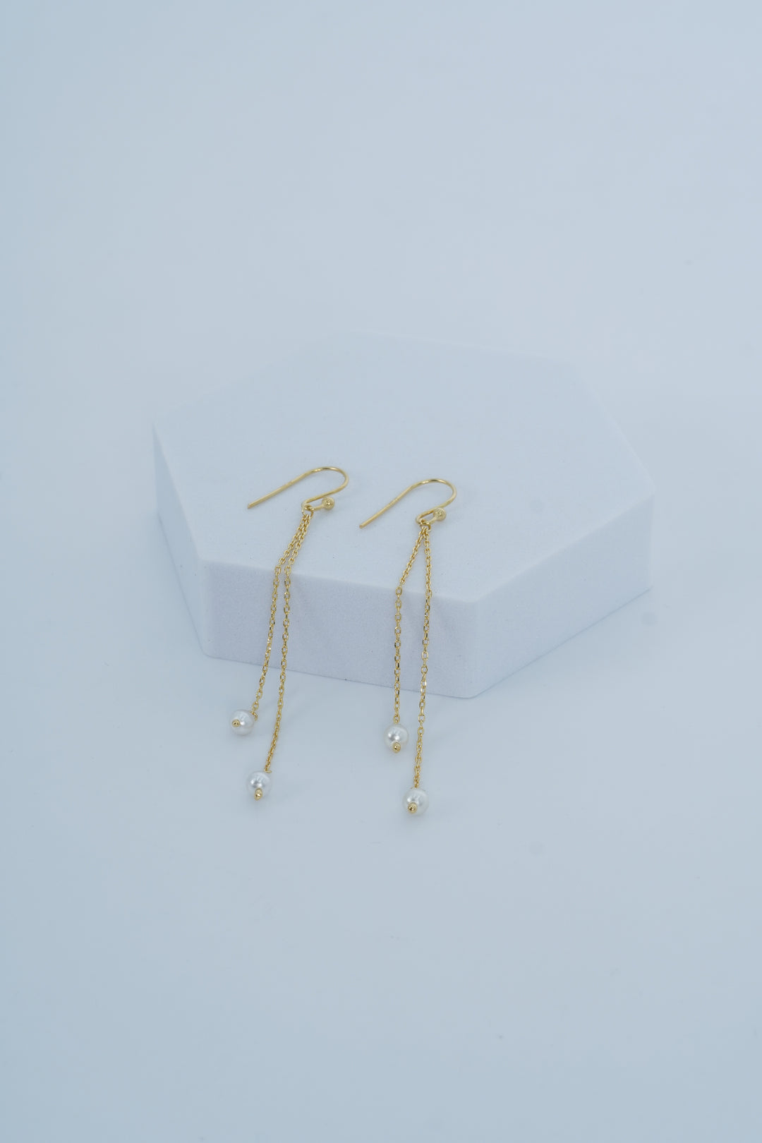 GOLD PLATED EARRINGS WITH DANGLING PEARL