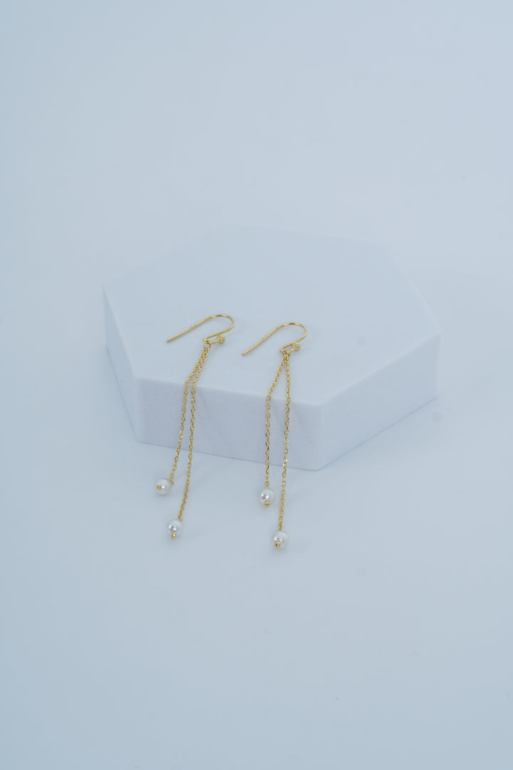 GOLD PLATED EARRINGS WITH DANGLING PEARL